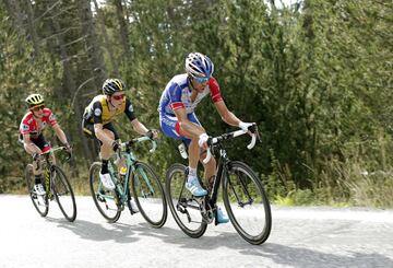 El líder de la general el corredor británico del equipo Michelton - Scott, Simon Yates (izqda), junto al holandés del Lotto - Jumbo, Steven Kruijswijk (centro), y el francés del Groupama - FDJ, Thibaut Pinot, durante la subida al puerto de la Rabasa 