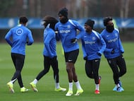 El Chelsea, en un entrenamiento previo al partido ante el Nápoles. (Photo by Adrian Dennis / AFP)