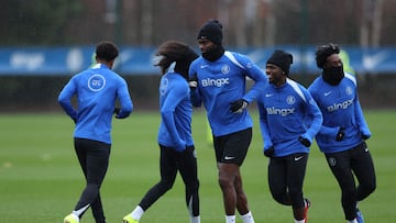 El Chelsea, en un entrenamiento previo al partido ante el Nápoles. (Photo by Adrian Dennis / AFP)