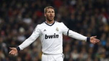 El defensa del Real Madrid, Sergio Ramos, gesticula durante el partido frente al Atlético de Madrid correspondiente a la decimocuarta jornada de la Liga de Primera División disputado en el estadio Santiago Bernabéu en Madrid.