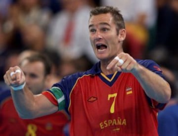 Fue internacional por la selección de balonmano de España en tres Juegos Olímpicos, contribuyendo a la consecución de dos medallas de bronce en los de Atlanta 1996 y Sídney 2000, además de una medalla de bronce en un Europeo 2000.