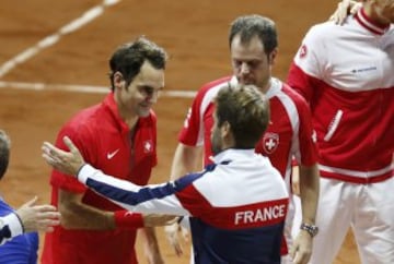 Roger Federer celebra tras vencer a Richard Gasquet para el primer título de Suiza en Copa Davis.