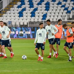 Un ojo en Pristina y otro en Atenas