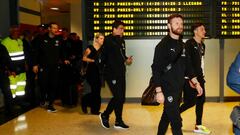 Mustafi y &Ouml;zill, a la llegada del Arsenal a Valencia.