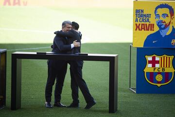 Xavi Hern¨¢ndez y Joan Laporta durante la firma de contrato.