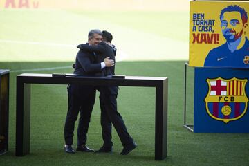 Xavi Hernández y Joan Laporta durante la firma de contrato. 