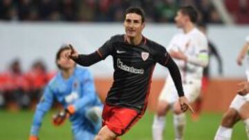 Aduriz celebra uno de los dos tantos del partido.