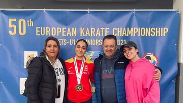 La espa?ola Paola Garc¨ªa con su medalla.