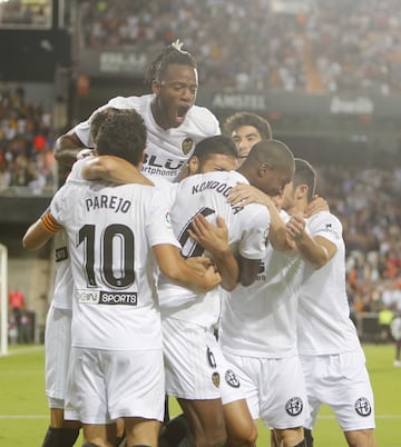 1-0. Ezequiel Garay celebró el primer gol.