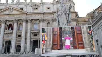 Una pantalla muestra imágenes de los cardenales antes de comenzar el Cónclave a puerta cerrada en la Capilla Sixtina, a 7 de mayo de 2025, en Ciudad de Vaticano (Vaticano). Antes de la celebración del Cónclave, los 133 cardenales electores llamados a elegir al 267º Romano Pontífice han prestado juramento de confidencialidad y se comprometen a rechazar cualquier influencia externa antes de iniciar las votaciones del Cónclave que elegirá al sucesor de Francisco, el más abierto y blindado de la historia.
07 MAYO 2025;CÓNCLAVE;CARDENALES;ROMA;VATICANO;CAPILLA SIXTINA;BASÍLICA DE SAN PEDRO;ORACIÓN;PAPA;SUCESIÓN;VOTACIÓN;
Stefano Spaziani / Europa Press
07/05/2025