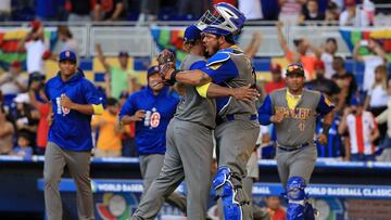 Los jugadores colombianos celebran el triunfo.