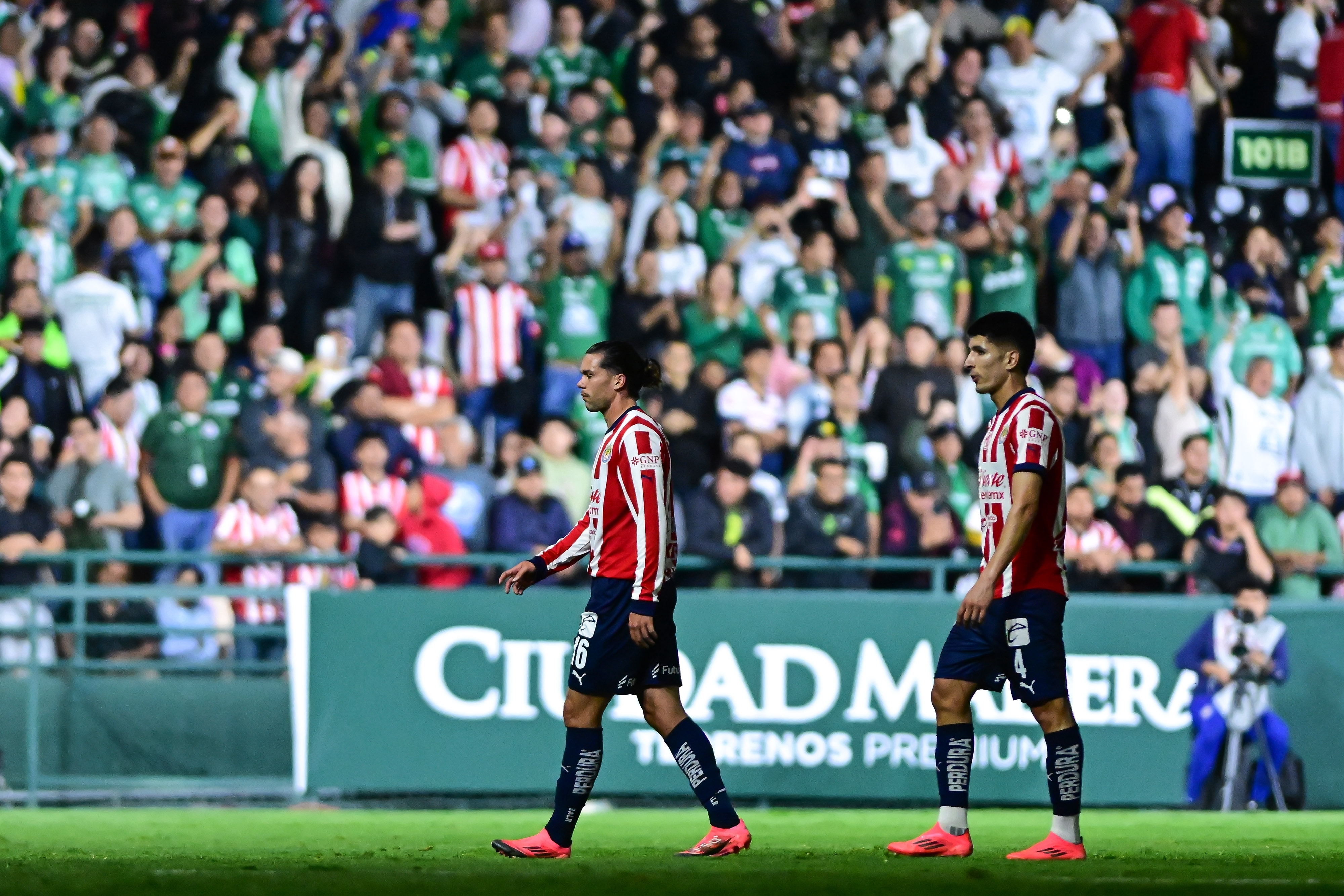 Cade Cowell and Miguel Tapias of Guadalajara during the 4th round match between Leon and Guadalajara as part of the Liga BBVA MX, Torneo Clausura 2025 at Nou Camp Stadium, on January 28, 2025 in Leon, Guanajuato, Mexico.