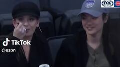 La pillada a estas dos chicas en pleno partido que lleva más de 2M de visitas