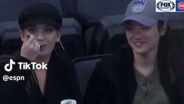 La pillada a estas dos chicas en pleno partido que lleva más de 2M de visitas