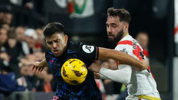 Marcos Acuña y Unai Gómez, en el Rayo-Sevilla.