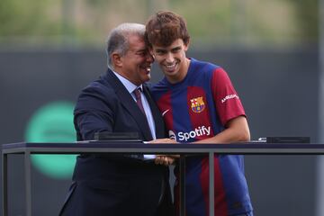 Confidencias entre el presidente del FC Barcelona, Joan Laporta, y el nuevo jugador culé, Joao Félix.
