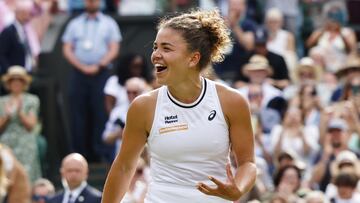 Jasmine Paolini celebra su triunfo contra Donna Vekic en Wimbledon.