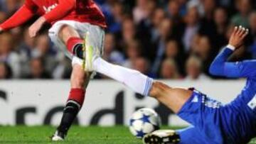 <b>GOLAZO. </b>Rooney culmina una gran jugada de Giggs desde la izquierda ante la estirada de Bosingwa.