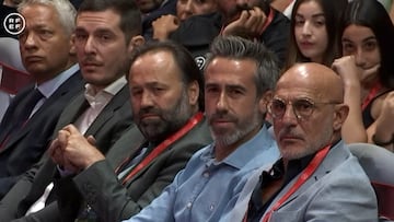 El seleccionador de fútbol femenino Jorge Vilda (2d) junto al seleccionador del combinado nacional masculino, Luis de la Fuente (d) escuchan la intervención del presidente Rubiales.