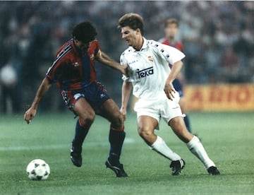 Laudrup, con el Madrid, intenta zafarse de la marca de Miguel Ángel Nadal.