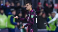 Hirving Lozano le reclama al &aacute;rbitro una falta