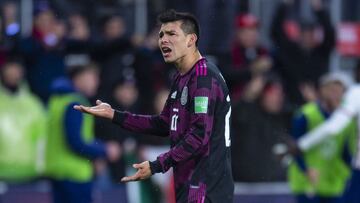 Hirving Lozano le reclama al árbitro una falta