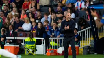 BARCELONA, 21/10/2025.- El entrenador del Barcelona Hans-Dieter Flick, durante el partido de la jornada 3 de la Liga de Campeones entre el Barcelona y el Olimpiacos, este martes en el Estadi Olímpic Lluís Companys.-EFE/ Alejandro García