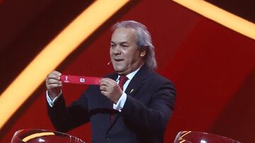 Rabah Madjer durante el sorteo del Mundial de Qatar.