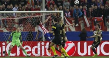 Raúl García en una espectacular chilena.