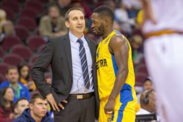 David Blatt y Jeremy Pargo, un saludo en pleno partido entre viejos conocidos.