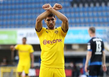 El jugador del Dortmund cedido por el Real Madrid, Achraf Hakimi, aprovechó su celebración al igual que su compañero Sancho para pedir justicia para George Floyd. 