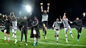 La plantilla de la Juventus, celebrando el título de la Serie A.