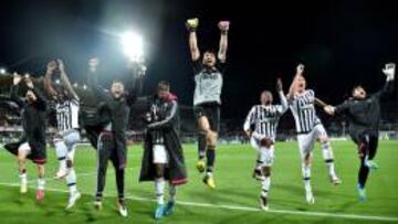 La plantilla de la Juventus, celebrando el título de la Serie A.