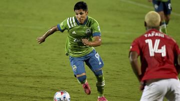 En la primera jugada en la que el delantero peruano toc&oacute; el bal&oacute;n, tras entrar de cambio, marc&oacute; un golazo para que Seattle venciera por la m&iacute;nima a FC Dallas y recuperara la cima en el Oeste.