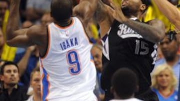 Serge Ibaka trata de evitar ka canasta de DeMarcus Cousins.