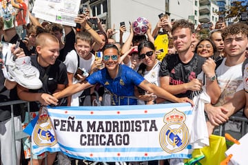 Más de 500 personas se han acercado a la puerta del Radisson Collection Hotel para recibir al Real Madrid.