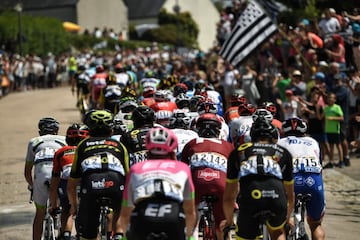 El pelotón durante la sexta etapa, que serán 195 km entre Brest y Mur de Bretagne.