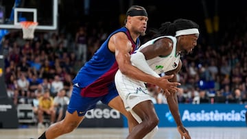 BARCELONA, 06/06/2025.- Elbase de Unicaja Kendrick Perry (d) intenta escaparse de Justin Anderson, del Barça, durante el segundo partido de cuartos de final de la Liga Endesa que Barça y Unicaja Málaga disputan este viernes en el Palau Blaugrana, en Barcelona. EFE/ Enric Fontcuberta.