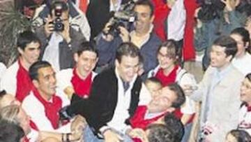 <b>CON SU GENTE. </b>Dani Sordo, aupado ayer por sus paisanos.