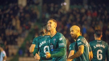 Aprobados y suspensos del Racing de Ferrol: Sabin Merino salvó los muebles en un partido sin defensa