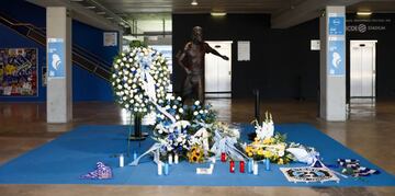 Ofrenda en la estatua de Dani Jarque, tras la puerta 21.