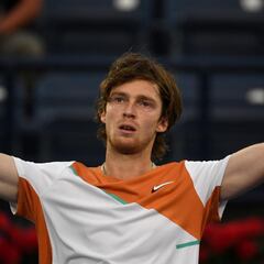 Rublev calls for peace in Ukraine with "no to war" message on camera lens