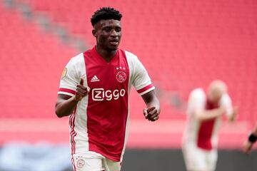 Otra inversión de futuro del Ajax. El futbolista ghanés es un lujo para cualquier equipo. Llegador y gran definidor. Se forjó durante dos campañas en el fútbol danés (en el Nordsjaelland) pero los de Ten Hag pagaron 9M€, conocedores de su talento. Ya hace la diferencia en el ataque del club ajacied.