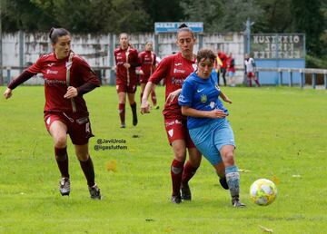 Castro (vestida de rojo detrás de la futbolista que lleva el balón), juega en el Logroño B de España con Natalia Acuña. Antes de llega a Europa, pasó por el Atlético Huila, club con el que fue subcampeona de la Liga colombiana en 2017 y campeona en 2018