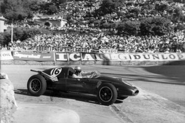 La ubicación de los propulsores en la parte trasera de los monoplazas llegó a la F1 casi de casualidad. La Cooper Car Company Ltd decidió utilizar esta disposición por comodidad, ya que así les resultaba más sencillo encajar los propulsores de motocicletas que ensamblaban en sus viejos chasis. El T43 brilló en su debut al terminar sexto en el GP de Mónaco 1957 con Jack Brabham a los mandos.