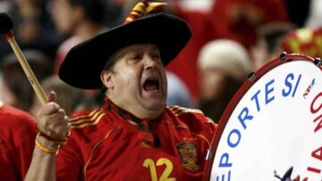 Manolo el del bombo animando a Espa&ntilde;a en un partido