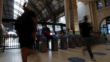 Commuters walk at Retiro train station, during the spread of the coronavirus disease (COVID-19), in Buenos Aires, Argentina October 9, 2020. REUTERS/Agustin Marcarian