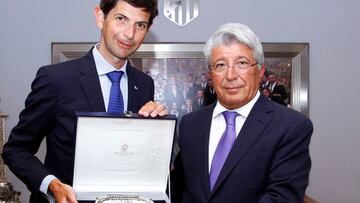 Entrega réplica del Vicente Calderón al Alavés.
Primera jornada de LaLiga 2016-2017.