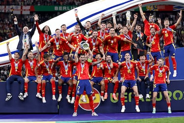 Equipación de España en la Eurocopa de 2024 con la que llegaron a lo más alto y con la que siguen compitiendo hasta ahora. 
 