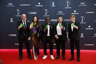Los miembros de la asociación Fútbol Más posan con sus características tarjetas verdes, a su llegada los Laureus 2026.